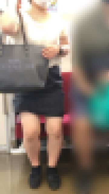 彼氏が隣にいるのに大股を開いて爆●してしまう無防備お姉さん（其の三）　サンプル画像3