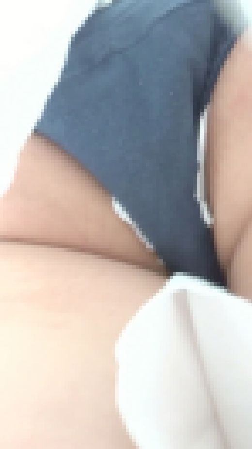 [★新作][★顔出し]パンチラ盗撮 OLさん 紺色パンツに超接近 ナプキン付き　サンプル画像2