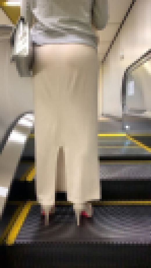 《半透明の向こう側に黒Tバック》 No.1463【Part1・マジマジと凝視してしまうエスカレーター尻】　サンプル画像1