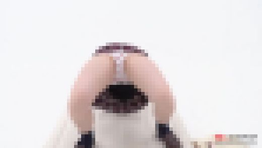 春川莉乃 いちごパンツで前転後転！おっぱいもプルルンしちゃうマット運動　サンプル画像2