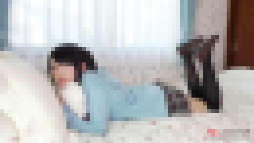 新美かりん 4K 恥ずかしがる女の子のうつ伏せお尻　サンプル画像1
