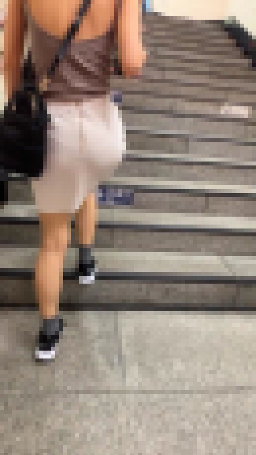 《たっぷり背中の開いた洋服を着るエロGAL》 No.1485【Part1・あとチョイで見えそうなギリギリのラインを攻めてくる】　サンプル画像1