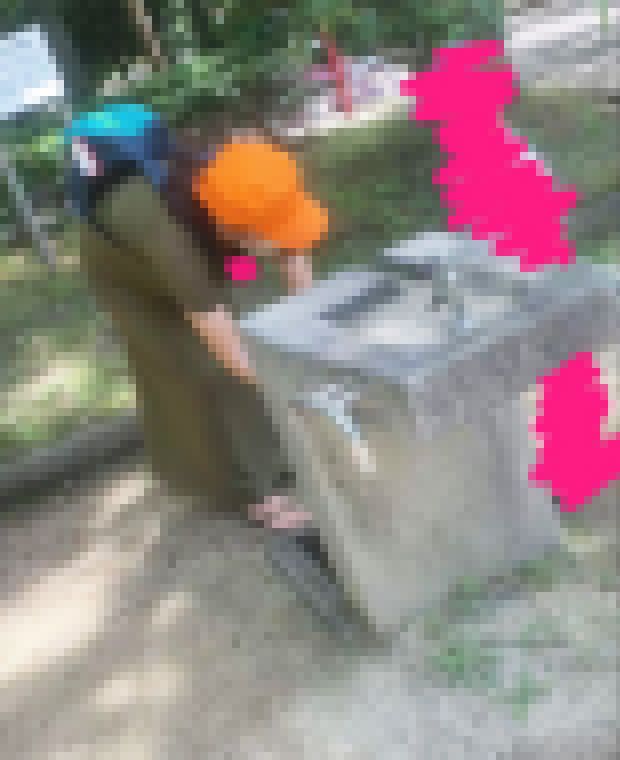 【無防備】公園で使ったおもちゃを片付け中の人妻さんの胸チラ サンプル画像