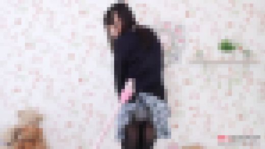 富田優衣 4K スカートを捲っていたずら　サンプル画像1