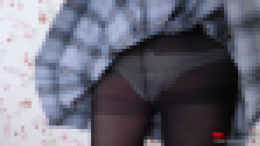富田優衣 4K スカートを捲っていたずら　サンプル画像3