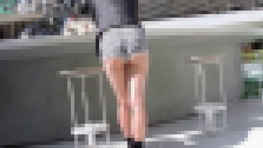 誘ってる？靴紐を直そうと前かがみお尻突き出し勃起しまくり！【動画】ピチエロHIP 003　サンプル画像1