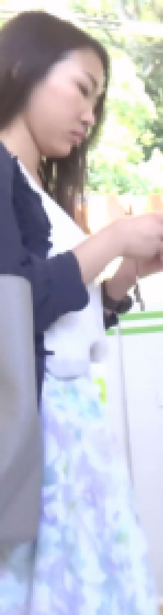 [★新作][★顔出し]パンチラ盗撮 OLさん 水色パンツを接近撮影　サンプル画像1