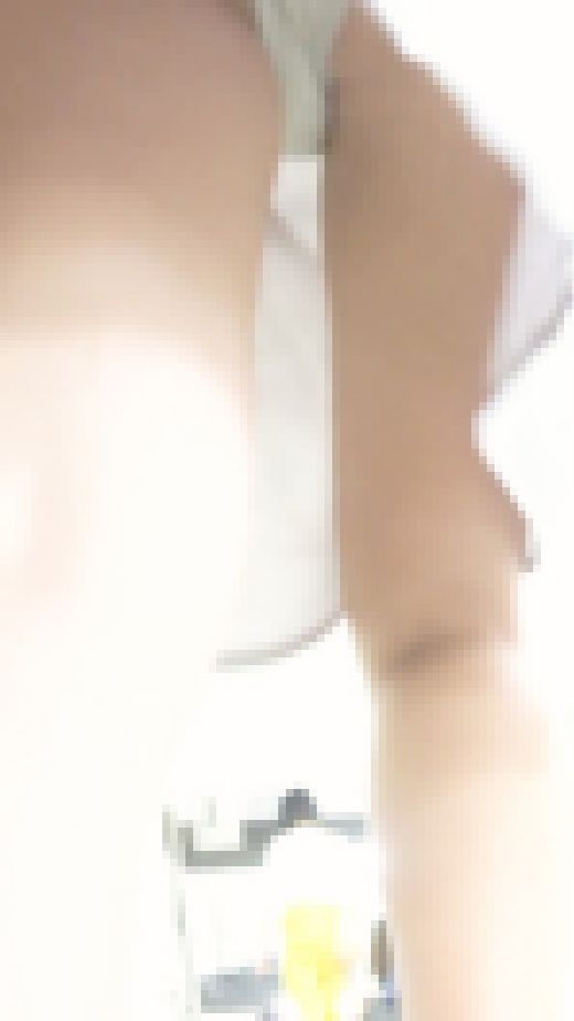 [★新作][★顔出し]パンチラ盗撮 OLさん 水色パンツを接近撮影　サンプル画像2
