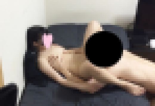 【60人目】18歳の従順な●リ系学生を連れ込んで中出し（1カメver）【前編】　サンプル画像1