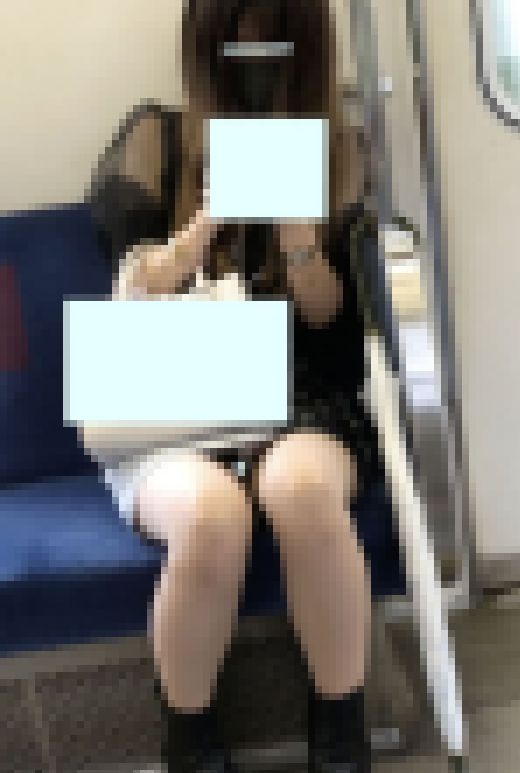 パンティを隠そうともしない美女　サンプル画像1