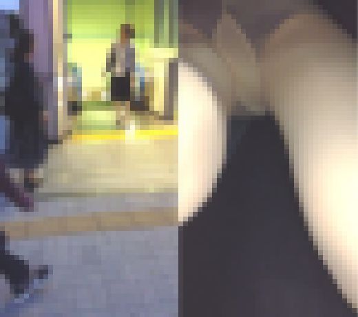 【スマホ直凸逆さ撮り】出勤前OLさんパンティチェック~PART3~ サンプル画像1