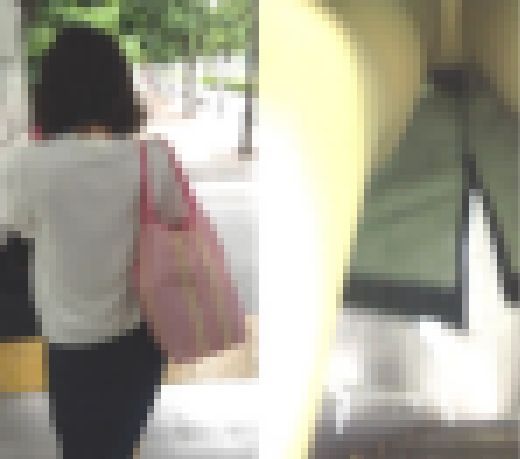 【スマホ直凸逆さ撮り】出勤前OLさんパンティチェック~PART3~ サンプル画像2
