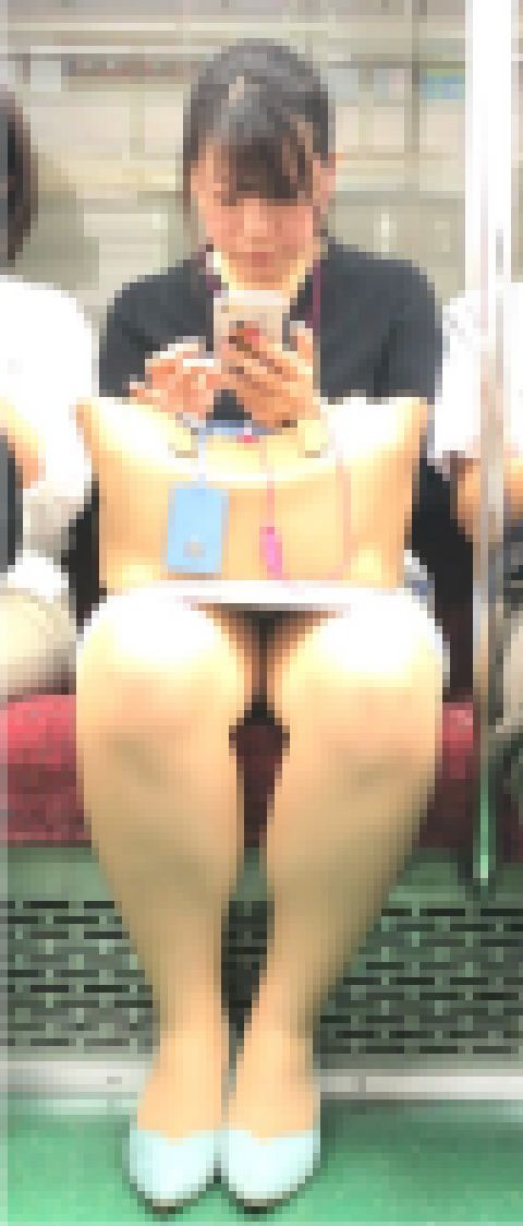 電車対面 膝上丈のタイトスカートで膝が開き気味のOLさん サンプル画像2