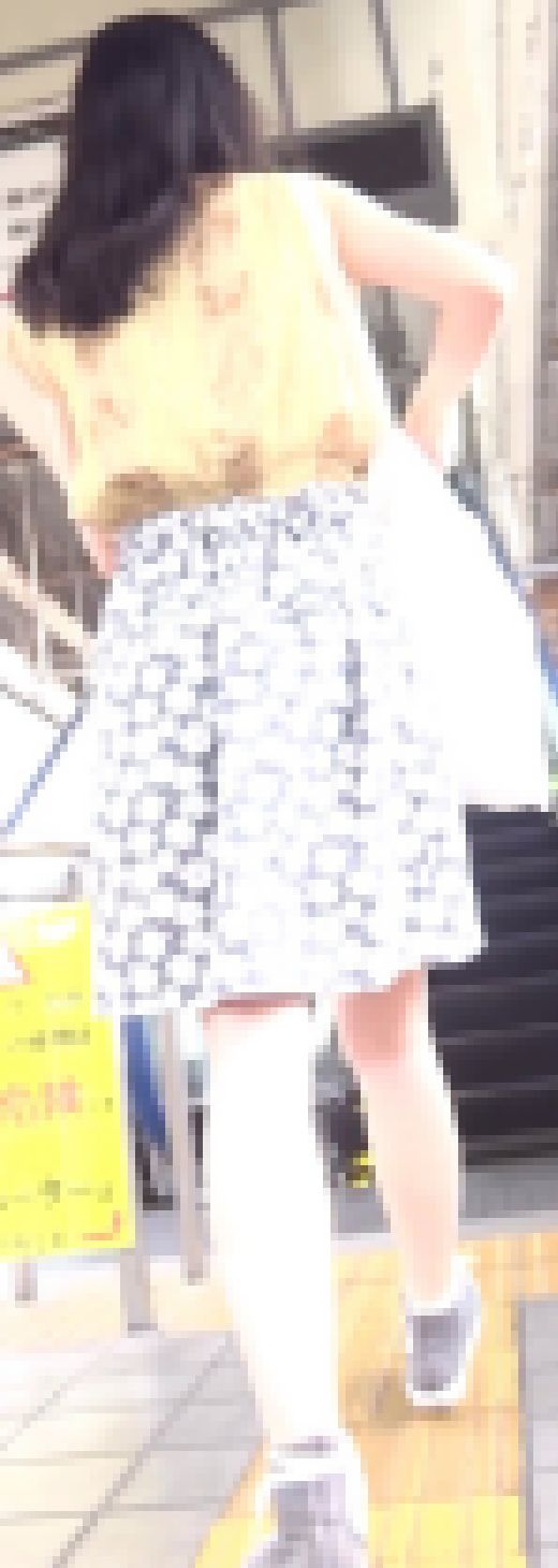 [★新作]パンチラ盗撮 女子大生 シミ付き白レースパンツを超接近撮影　サンプル画像1