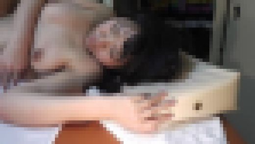 性感施術中のあゆみちゃん（１９歳）の表情とオッパイ　サンプル画像3