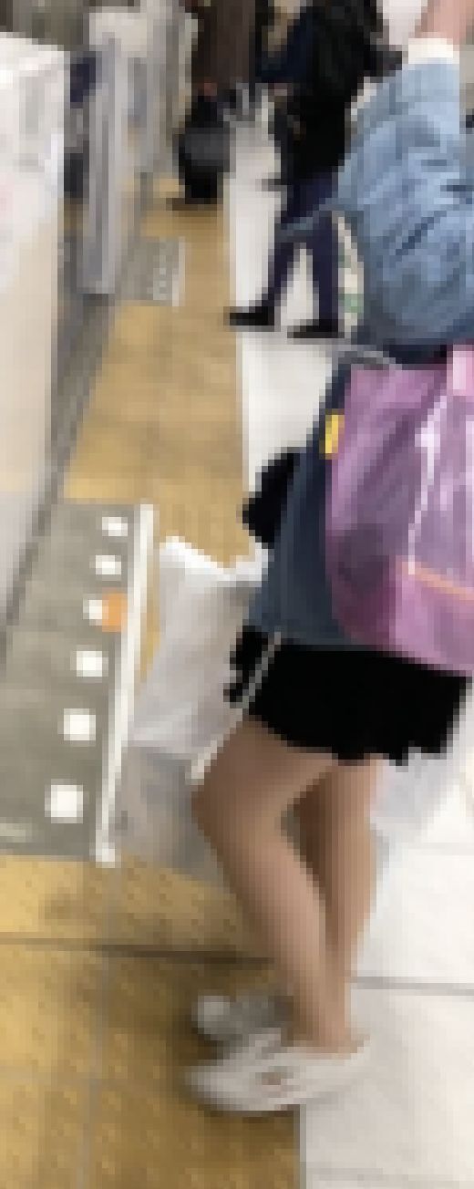 無防備ミニスカ生足メガネ美女　サンプル画像1