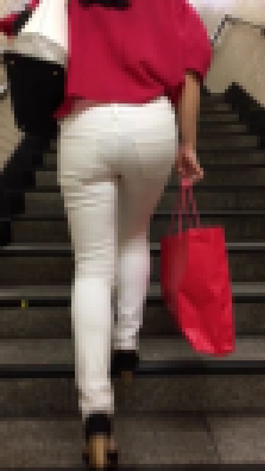 《◆最終値下げ・黒パンティーの上側が見えちゃってた！◆》　【女子大生白ピタパン】　サンプル画像1