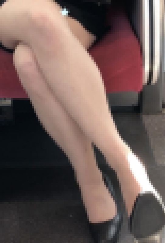 裸足がエロいリクスー美女 サンプル画像