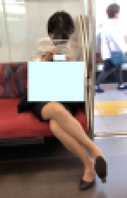 裸足がエロいリクスー美女　サンプル画像1
