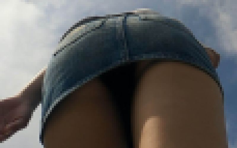 美脚OL ユズハ 超マイクロデニムミニお散歩動画 パンチラ超接写 サンプル画像