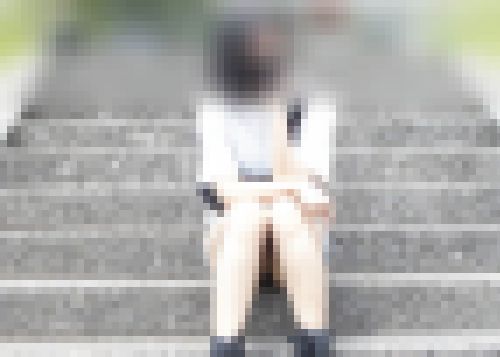 美脚OL ユズハ 超マイクロデニムミニお散歩動画 パンチラ超接写　サンプル画像1