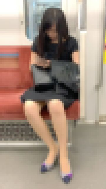 険しい顔をしてスマホを眺めるミステリアスな雰囲気の美脚お姉さん サンプル画像3