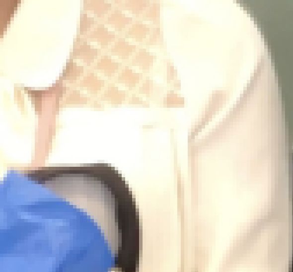 ブラ紐透けてる生足美女 サンプル画像