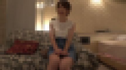 経験少ない19歳専門学校生が初ハメ撮りで激しく突かれてマン汁を溢れさせる　サンプル画像1