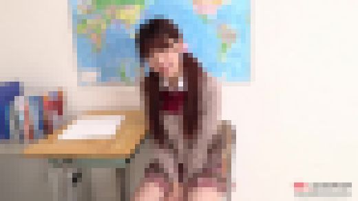 森日向子 4K動画 ノートを見せるのは絶対に嫌！パンツなら・・・お願いパンチラ　サンプル画像1