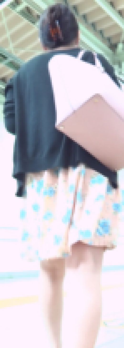 [★新作]パンチラ盗撮 OLさん 派手な赤パンツに超密着 ナプキン付き　サンプル画像1