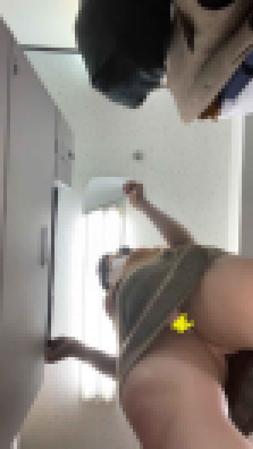 【社内盗撮】職場で一番ムチムチな部下を逆さ撮り【パンモロ】【みゆきちゃん②】　サンプル画像3