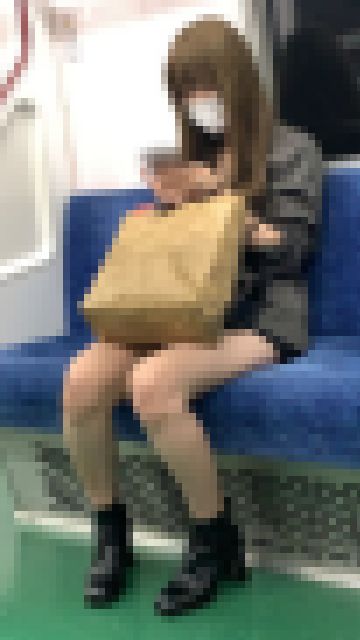 スケベな脚を見せて座るキャバ嬢風の美人お姉さん(前編) サンプル画像1