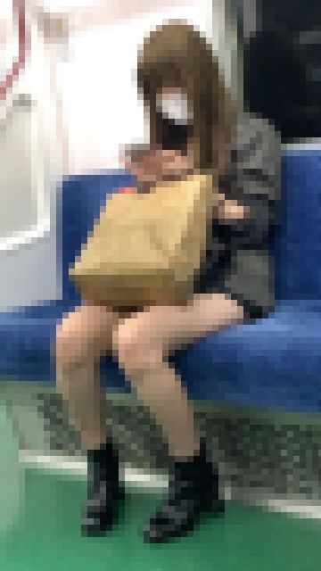 スケベな脚を見せて座るキャバ嬢風の美人お姉さん(前編) サンプル画像2