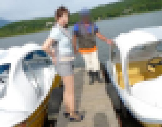 ◆素人投稿動画 肉感ボディの美形デパガさんを野外で裸にさせちゃいました！file01 車内プチ露出・超ミニ制服でパンチラボート遊　サンプル画像1