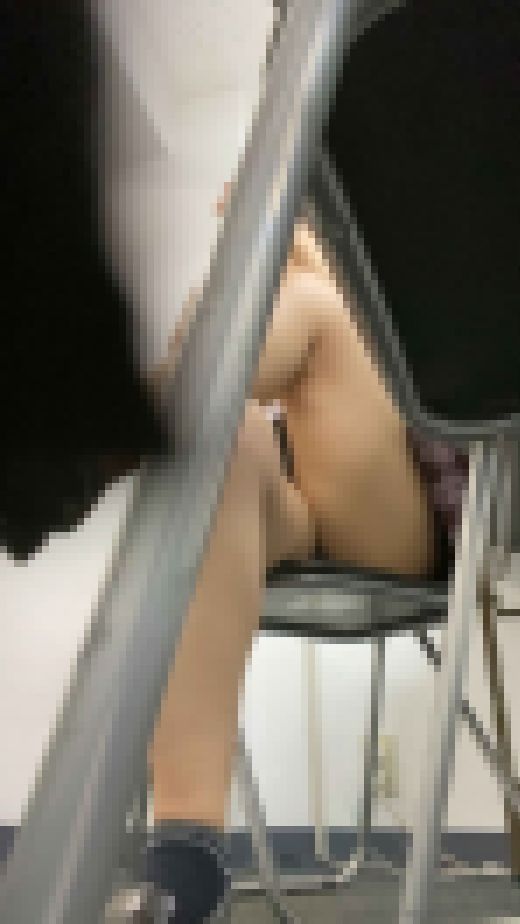 【優ちゃん④】塾の休憩室で隠し撮り　パンツ丸見え女子〇生【バレたらやばい盗撮】　サンプル画像2