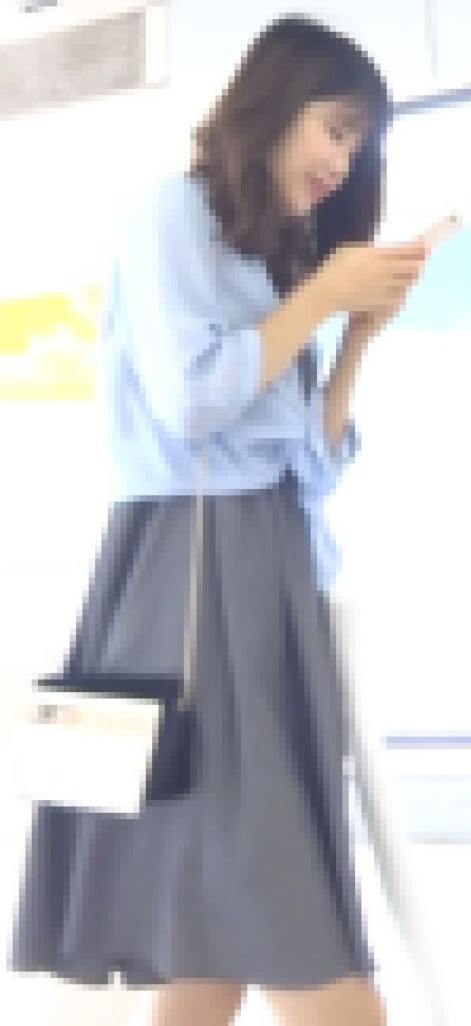 [★新作][★顔出し]パンチラ盗撮 女子大生 クローバー柄レースの白パンツ強引撮影　サンプル画像1