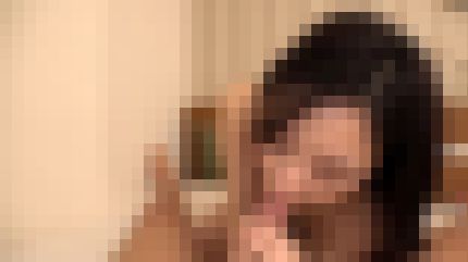 小柄でスレンダーな22歳アパレル店員が初ハメ撮りで巨根を挿入され喘ぎまくる　サンプル画像2