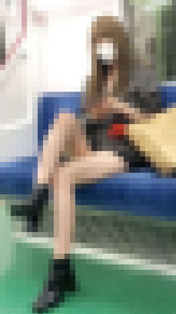 スケベな脚を見せて座るキャバ嬢風の美人お姉さん（後編）　サンプル画像1