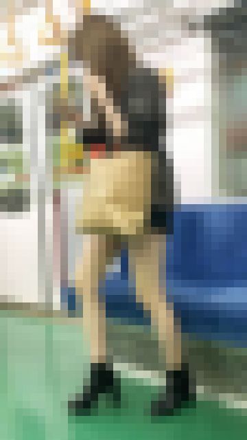 スケベな脚を見せて座るキャバ嬢風の美人お姉さん（後編）　サンプル画像3