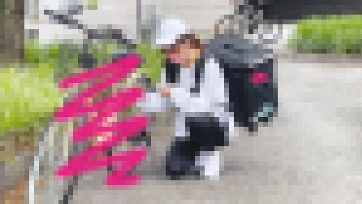 【胸チラ】自転車パンクしちゃってる配達員を助けるフリして直射日光で晒された小さなチクビ捉えましたｗ　サンプル画像1