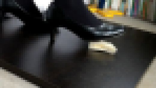 5-2　喪服で食べ物踏み潰し　サンドイッチ　足元アップVer.　サンプル画像1