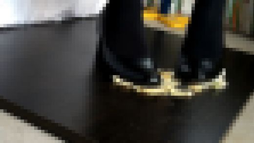 5-2　喪服で食べ物踏み潰し　サンドイッチ　足元アップVer.　サンプル画像2