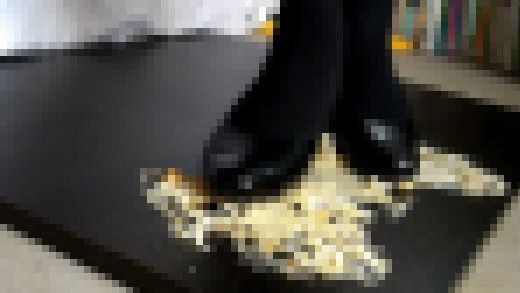 5-2　喪服で食べ物踏み潰し　サンドイッチ　足元アップVer.　サンプル画像3