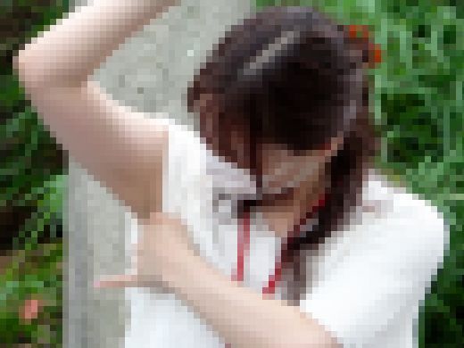 【美人OLパンチラ】公園で休憩中にうっかり見える白色おパンツ【胸元・脇見せ】　サンプル画像3