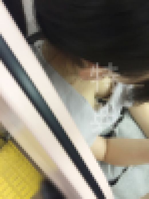 【胸チラHD画質】勉強に勤しむ女子大生はこんなにも無防備　サンプル画像1