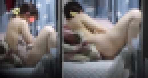 清楚系女子が携帯を見ながらクリいじり。ビラ縦に伸びたとアナルが丸見え。　サンプル画像1