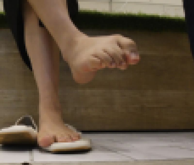 【４Ｋ足裏】【地獄の３９℃】神回！今夏最高気温下でパンプスを９時間素足履きしたサウナ状態の足が強烈な爆臭と共に襲い掛かる！！① サンプル画像