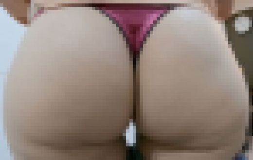 【ワンコイン人妻パンチラ】誰もが知る超有名アパレルショップで日中パートするおばさん　サンプル画像1