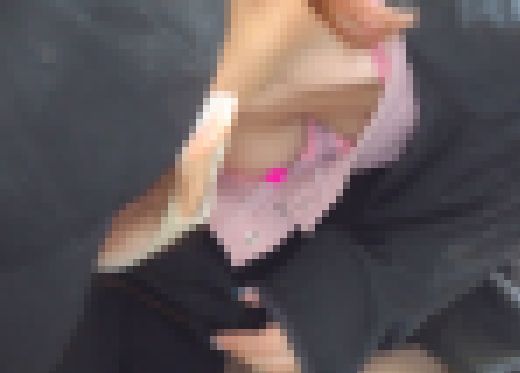 モデル体型な配達員さんの前屈み！目の前でハッキリ乳首が・・・！　サンプル画像2