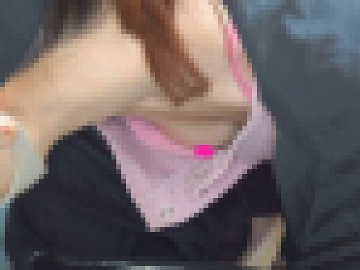 モデル体型な配達員さんの前屈み！目の前でハッキリ乳首が・・・！　サンプル画像3